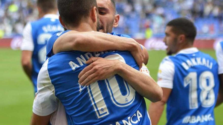 Lucas abraza a Andone tras el gol del rumano ante el Getafe en la primera vuelta.