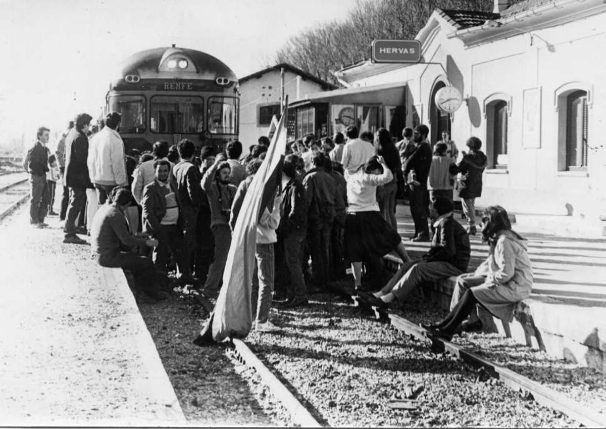 Vecinos en la estación de Hervás protestan por el cierre de la línea para pasajeros en enero de 1985.