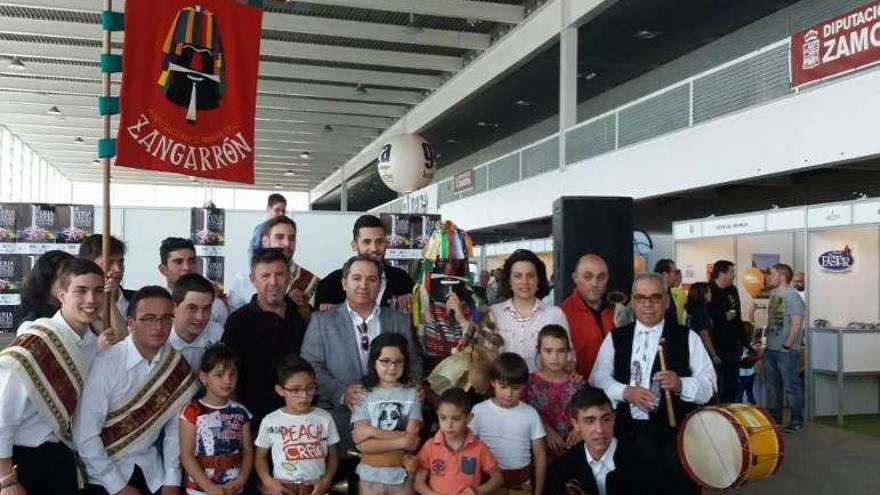 Sergio del Teso, en el centro, posa con jóvenes y un tamborilero.