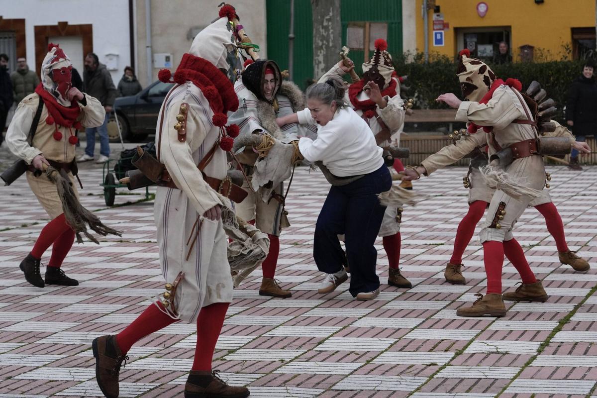 GALERÍA | La Vaquilla y los Cencerros reviven el antruejo más tradicional en Palacios del Pan