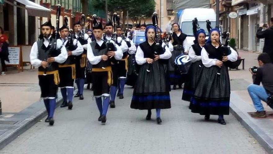 La &quot;Banda de Gaites Ribeseya&quot;, ayer desfilando por la Gran Vía.