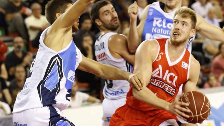 Patrik Auda, defensat per jugadors de l&#039;Obradoiro.