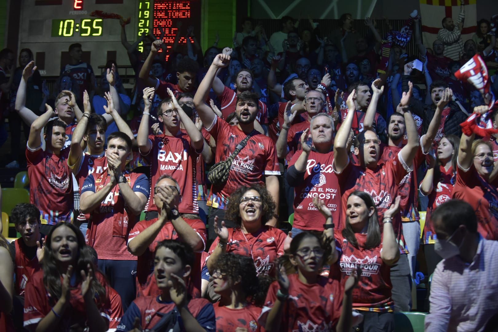 Una afició bolcada dona el seu escalf al Baxi Manresa en la semifinal de la Basketball Champions League