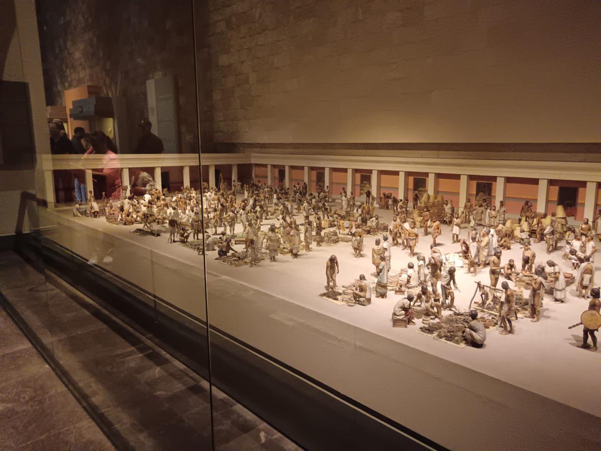 Una maqueta donde se recrea el mercado de Tenochtitlan.