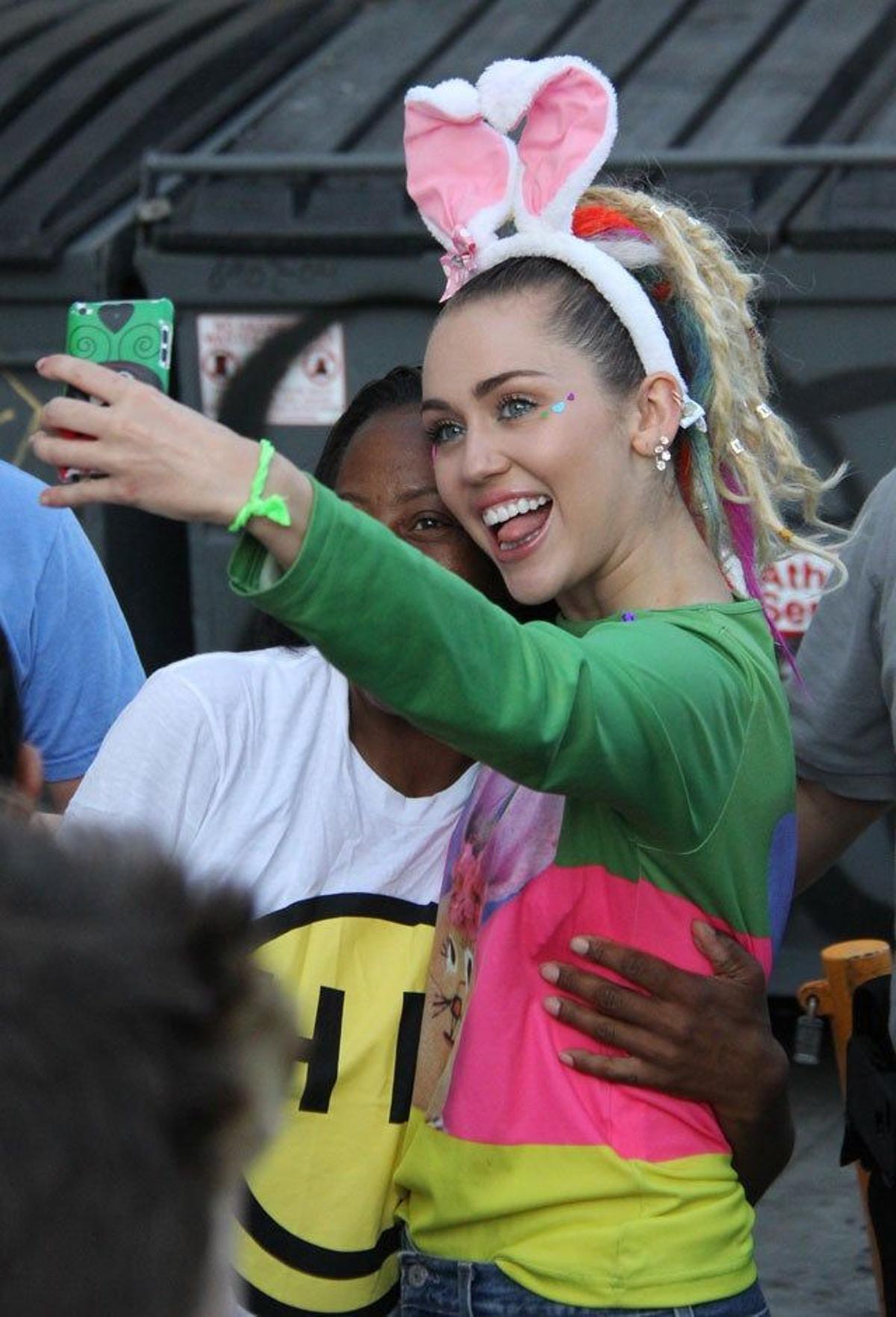 Miley Cyrus se hace un selfie con una fan