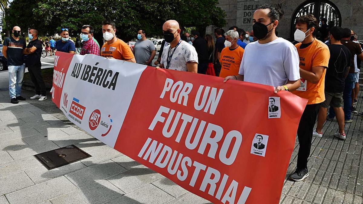 Trabajadores de Alu Ibérica, ayer en la concentración ante la Delegación del Gobierno.   | // VÍCTOR ECHAVE