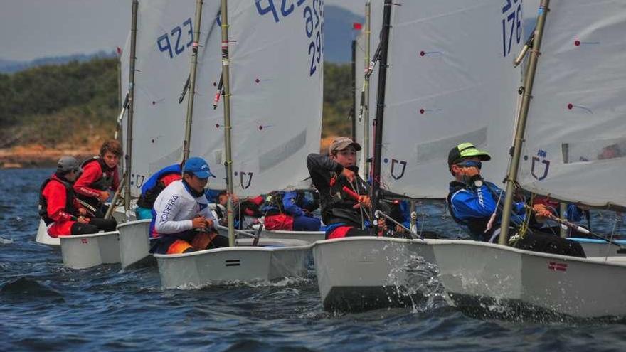 Ayer se juntaron más de 150 barcos de diferentes clases compitiendo sobre la ría de Arousa. // I. Abella