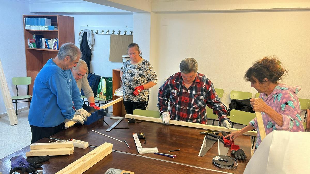 Uno de los talleres de mobiliario urbano con pallets del proyecto europeo In-Habit en Las Palmeras.