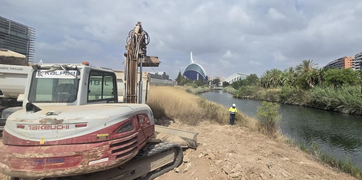 Las máquinas han llegado ya junto al viejo cauce