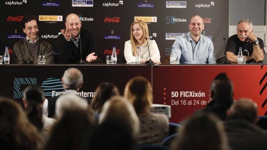 Por la izquierda, Miguel Ángel Pérez, Asenjo, Elisa Draben, Lucas Fuica y Pep Antón Muñoz, ayer, en Gijón.