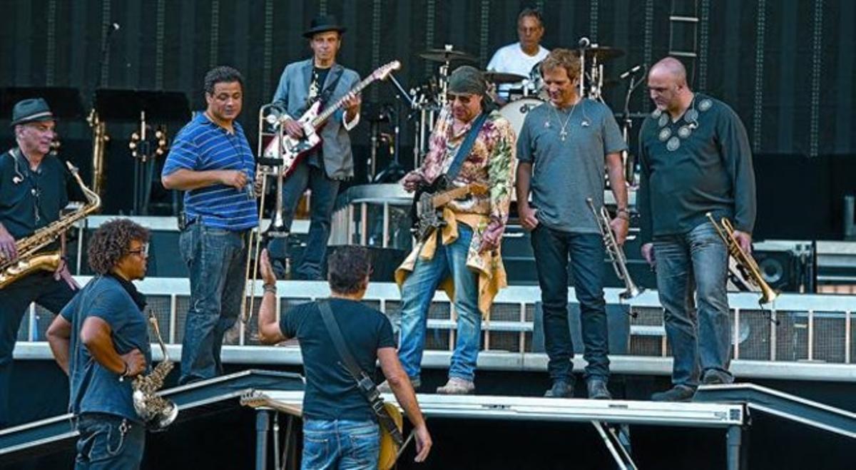 Bruce Springsteen, ahir a Sevilla. Al centre, d’esquena, dóna instruccions a la seva banda.
