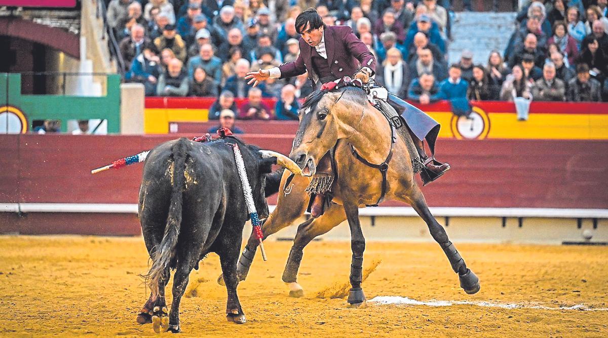 Se estremecieron los cimientos de la plaza cuando Ventura le quitó la cabezada al caballo 'Bronce', que toreó totalmente en libertad.