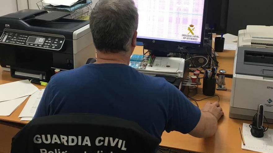 Un agente de la Guardia Civil frente a un ordenador.