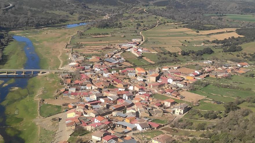 Vista aérea del pueblo que este año acoge el Día de la Comarca. | Chany Sebastián
