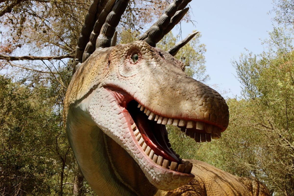 Recreación de un saurópodo en un parque de dinosaurios de Mallorca.