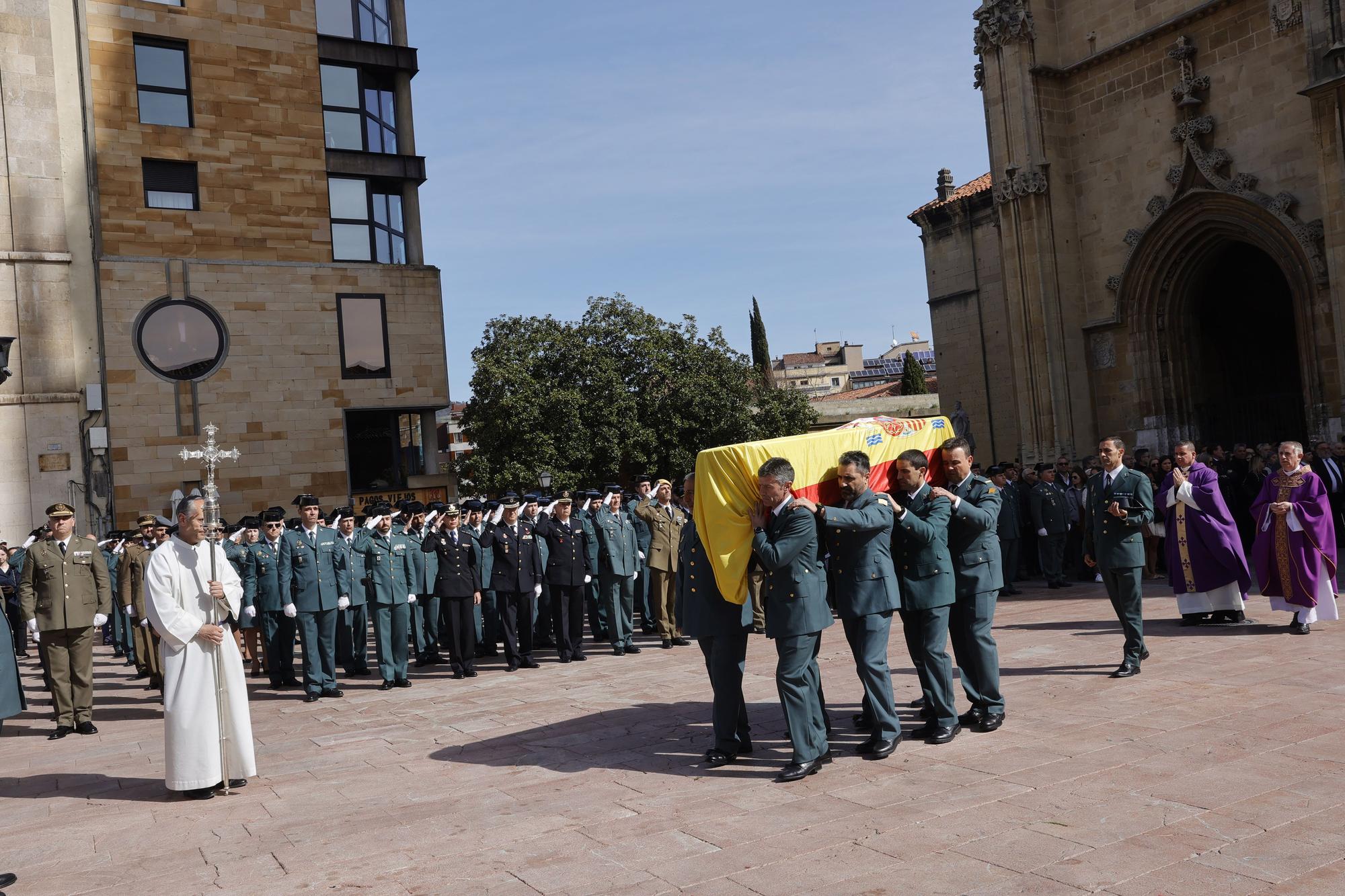 En imágenes: funeral en la catedral de Oviedo del guardia civil que evitó una masacre ciclista en Pravia