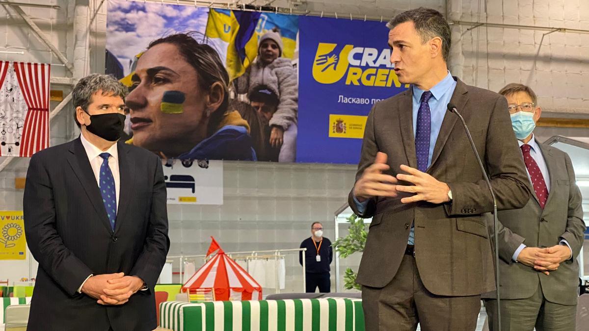 Sánchez, durante su intervención, junto al presidente de la Generalitat, Ximo Puig, y el ministro de Inclusión, José Luis Escrivá