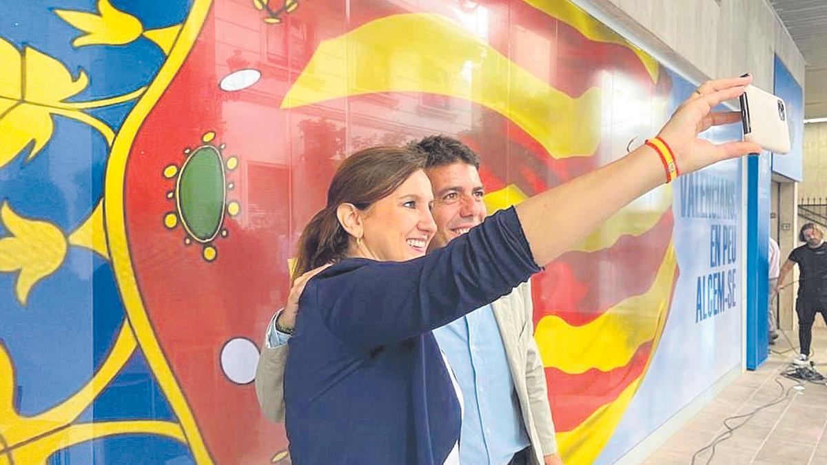 Carlos Mazón y María José Catalá se fotografían ante la Senyera desplegada en la sede del PP este sábado.