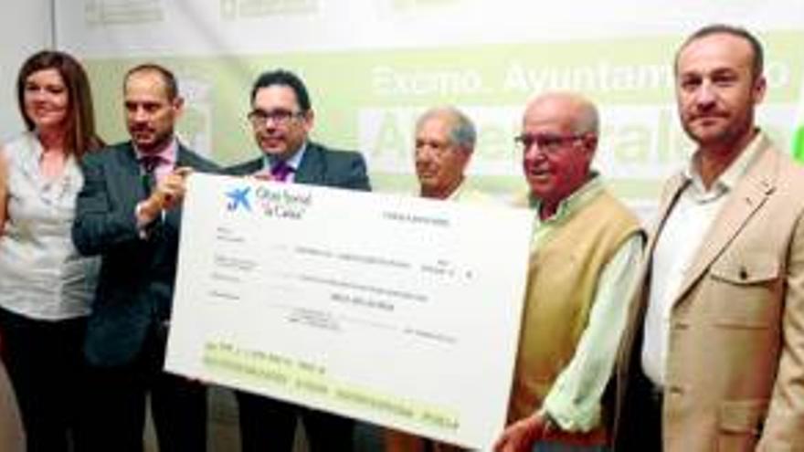 El Ayuntamiento de Almendralejo entrega 10.000 euros a Cáritas
