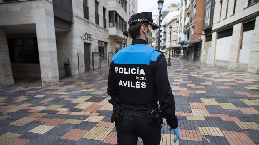 Un agente de la Policía Local, de ronda por el barrio de Sabugo.