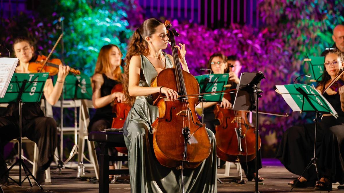 Un moment del concert de divendres, amb la violoncelista Sara Òdena