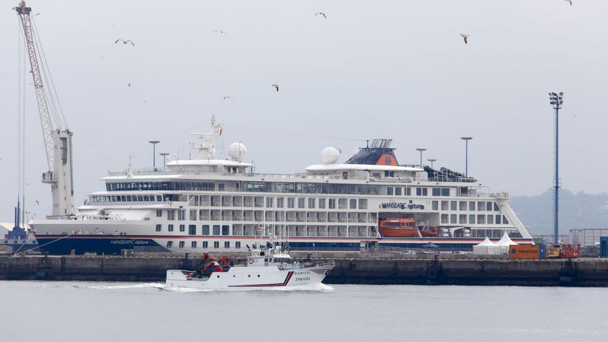Gijón recibe al crucero “Hanseatic Nature”, con 90 pasajeros