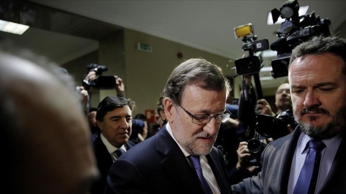El presidente del Gobierno en funciones, Mariano Rajoy, al recoger su acta el en Congreso.