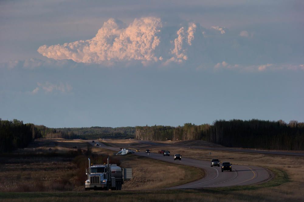 El incendio registrado en la localidad canadiense de Fort McMurray, en el estado de Alberta, ha destruido miles de hectáreas y de viviendas.