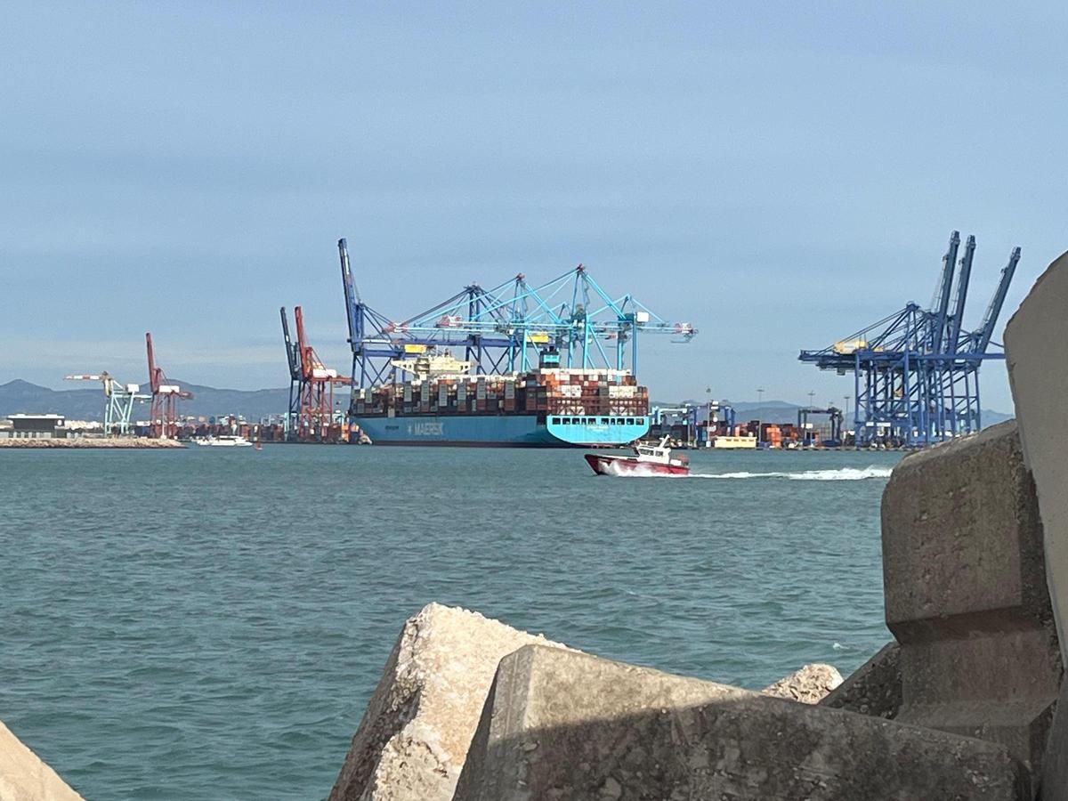 Un buque portacontenedores de Maersk, en una escala en el puerto de València.