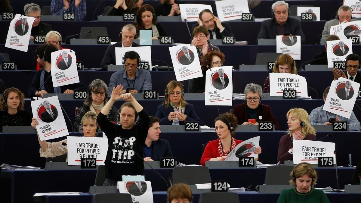 Retratos del presidente del Parlamento Europeo, Antonio Tajani, con el eslogan: ’nunca más, el fascismo’, en los escritorios de los miembros del Parlamento Europeo durante una sesión de votación en Estrasburgo, Francia.
