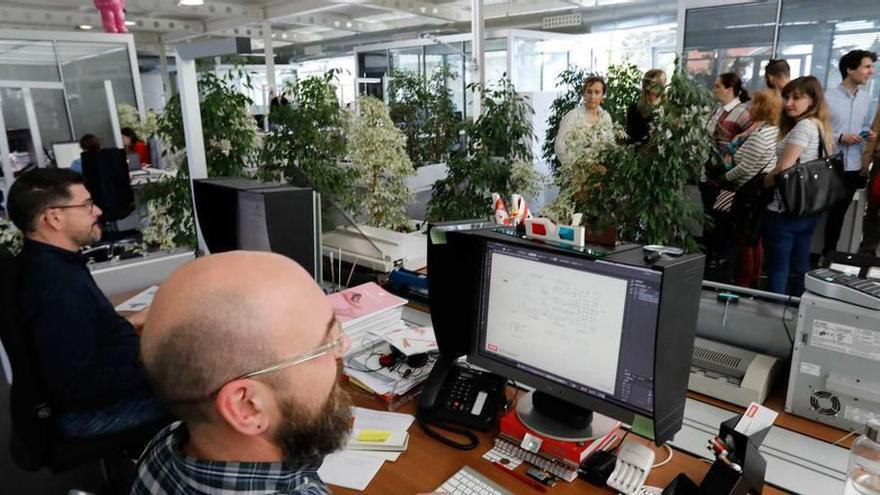 Algunos trabajadores de MBA, durante la visita guiada.