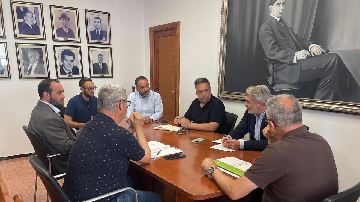 El alcalde de Moya, Raúl Afonso, el viceconsejero de Aguas del Gobierno de Canarias, Marcos Lorenzo y otros representantes.