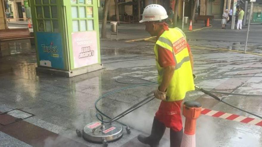 Uno de los trabajadores de la concesionaria, ayer en la Plaça de Baix.