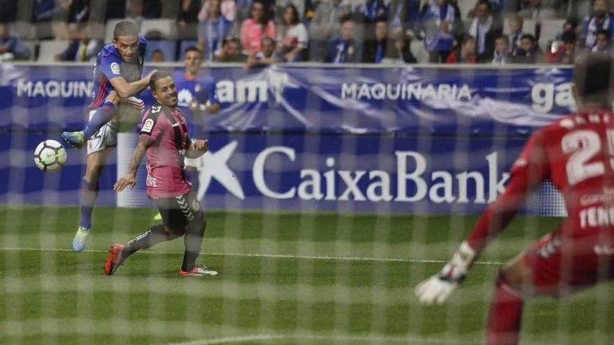 Rocha dispara a puerta en el encuentro ante el Tenerife.