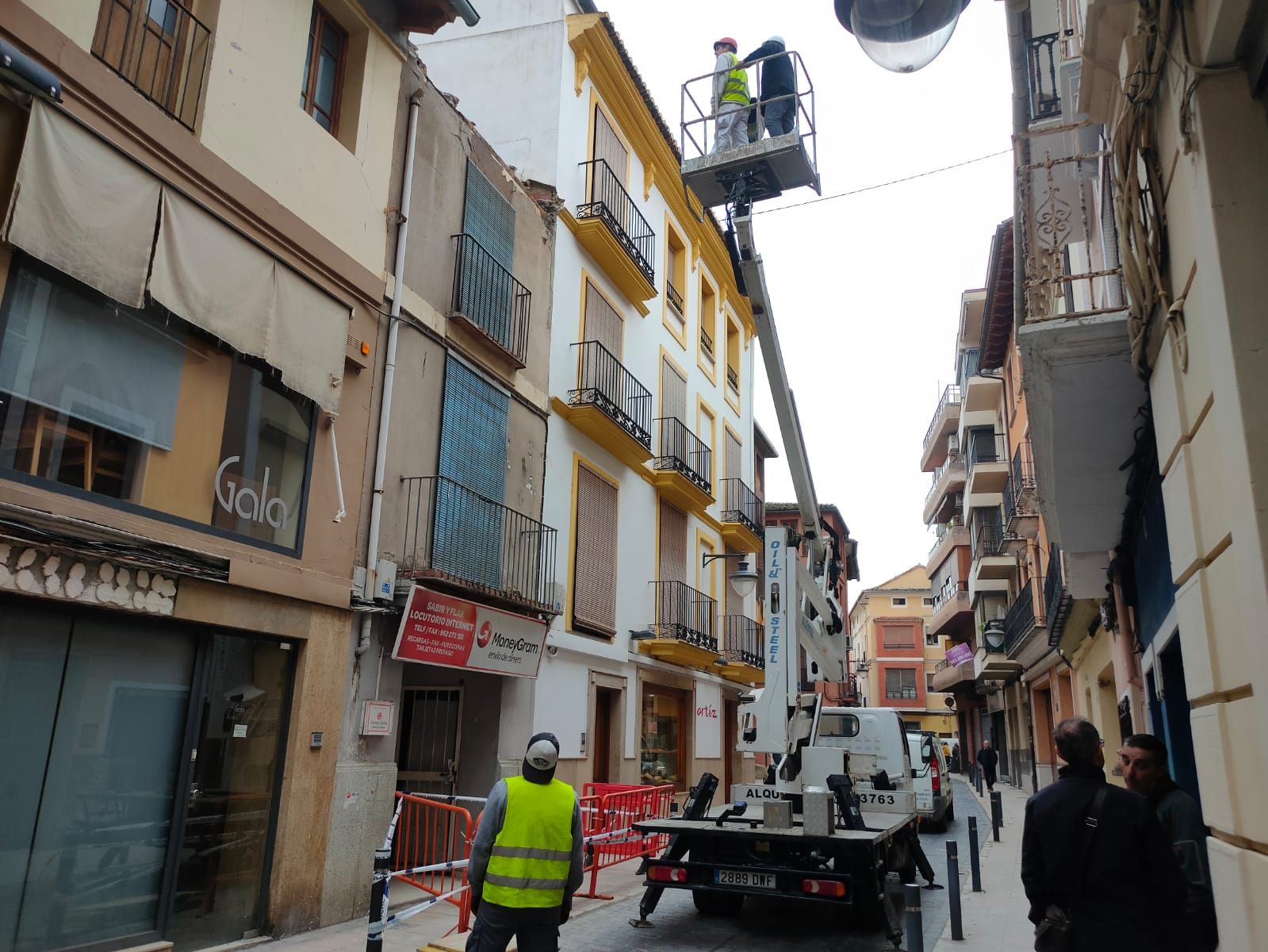 Revisan el estado del tejado de una casa abandonada en el casco antiguo de Xàtiva