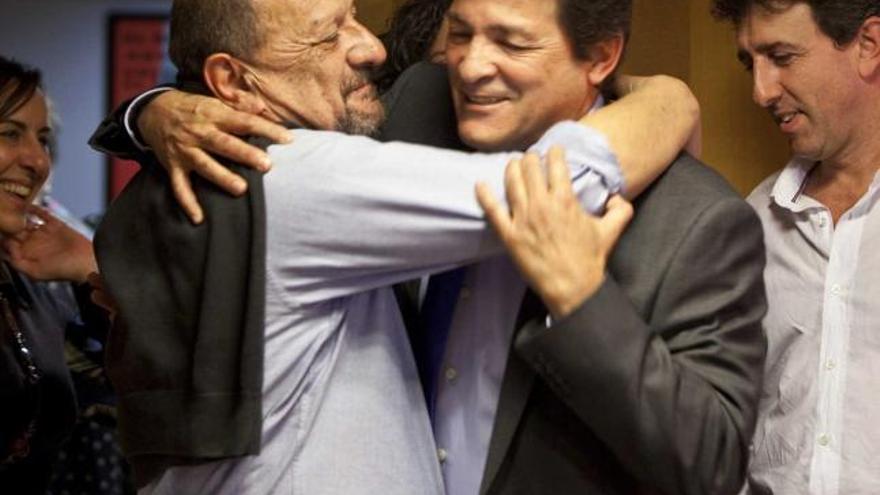 Francisco González se abraza a Javier Fernández, tras conocerse el voto emigrante.
