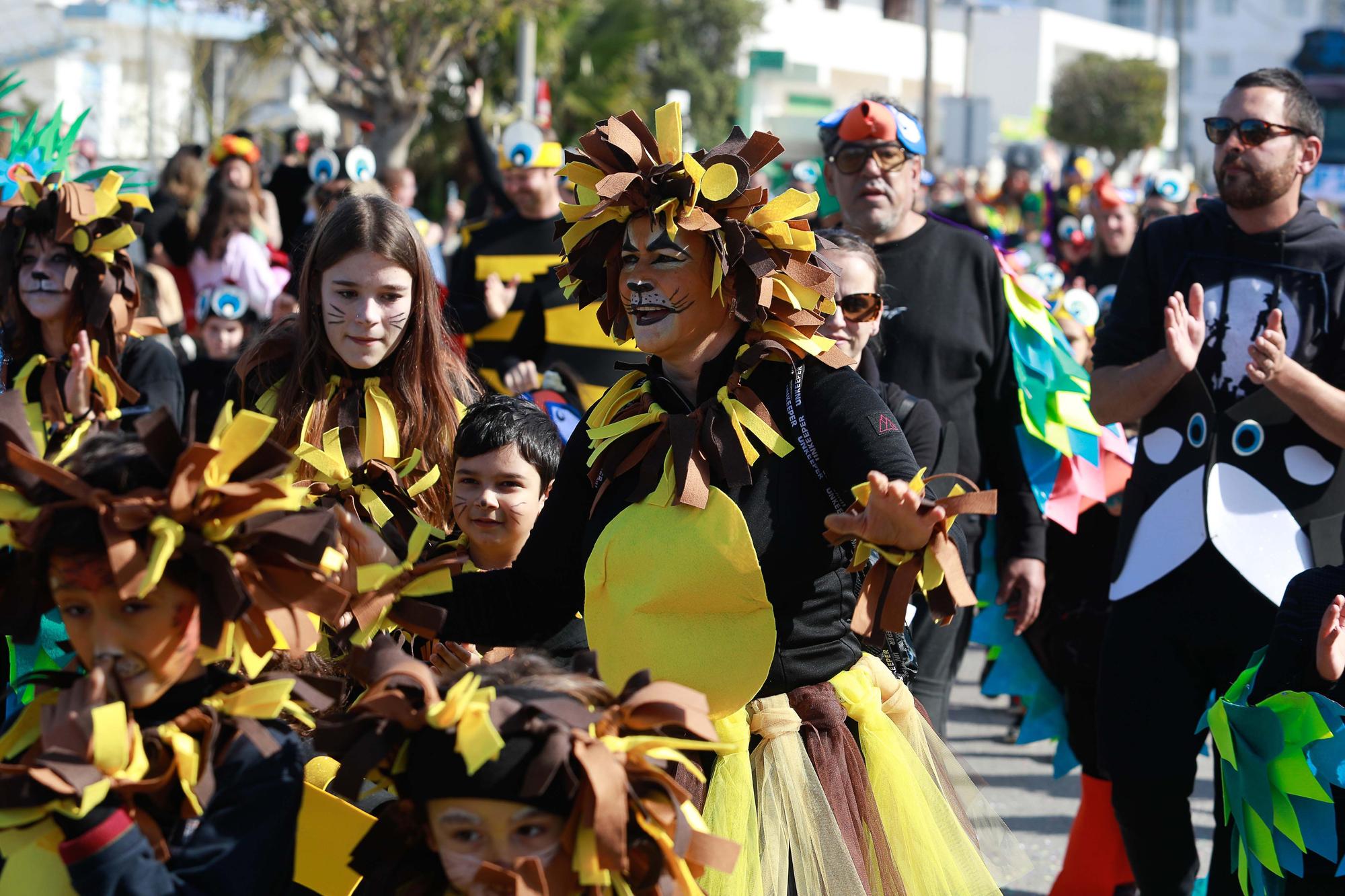 Mira aquí todas las imágenes de la rúa de carnaval de Sant Josep 2023