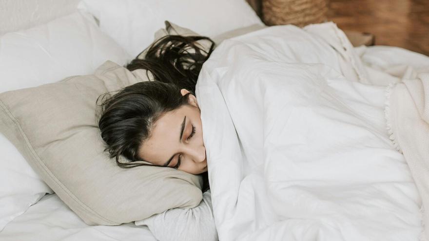 Estos son los riesgos para la salud que enfrentas cuando duermes horas de más