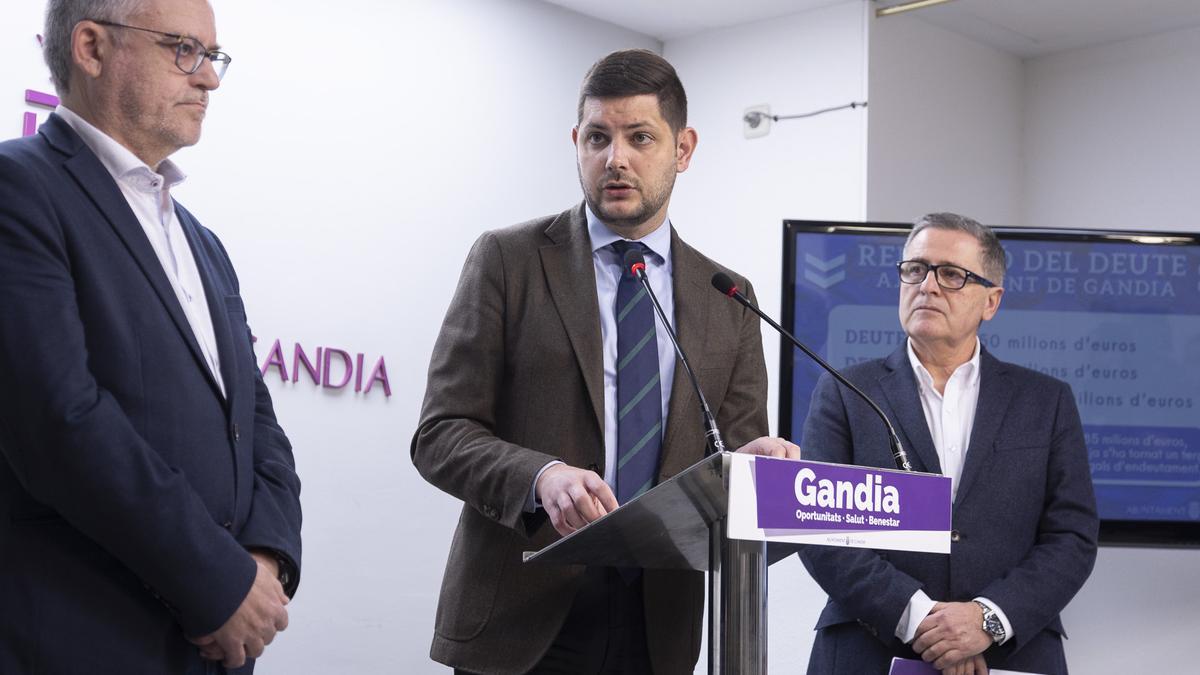 Josep Alandete, José Manuel Prieto  y Salvador Gregori, ayer al anunciar el  presupuesto de Gandia de 2013.