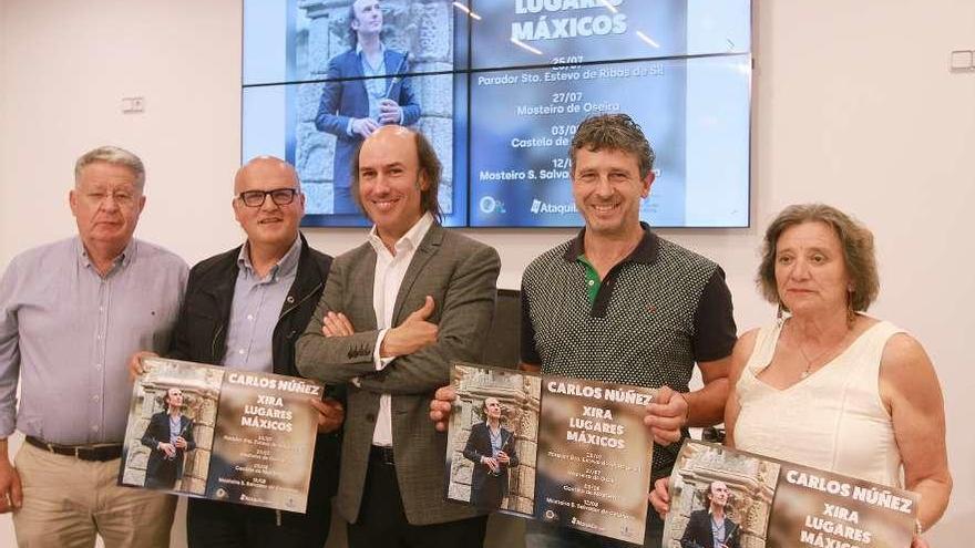 Carlos Núñez, acompañado por Manuel Baltar y los alcaldes de las zonas incluidas en la gira. // Iñaki Osorio