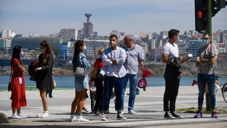 Ciudadanos con mascarillas en el paseo marítimo de A Coruña.