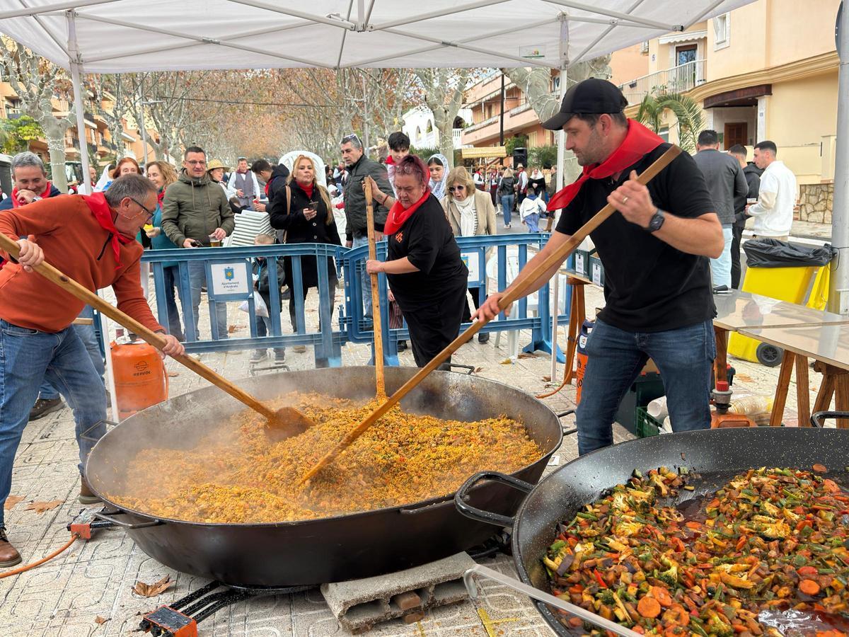 Como broche final, los asistentes pudieron compartir una fideuá popular en la avenida Son Mas.