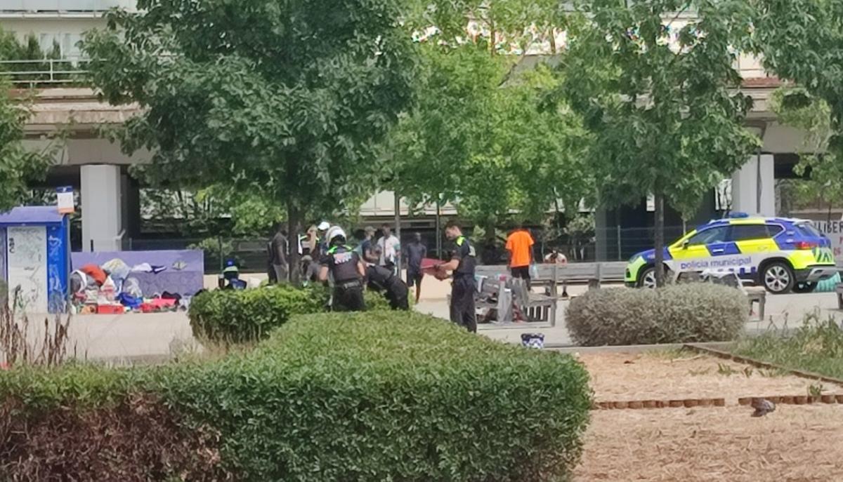 Una actuació policial en el campament del parc Central, l'estiu de 2025.