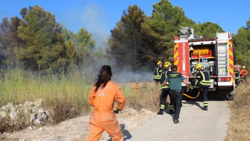 Bomberos y medios aéreos luchan contra un incendio declarado en el Rafalet de Xàbia