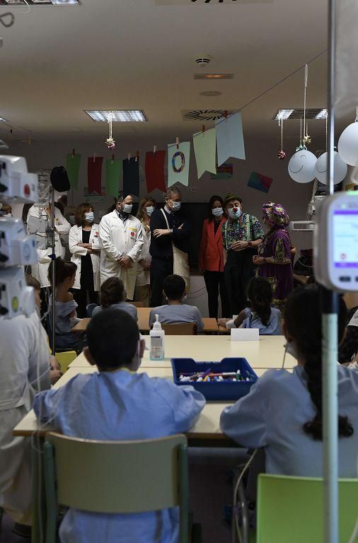 Pedro Cano lleva la pintura a Oncología Infantil de la Arrixaca