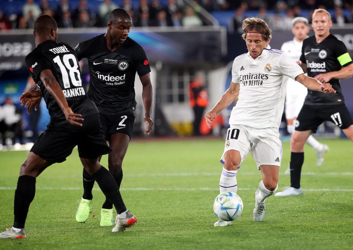 Helsinki (Finland), 10/08/2022.- Luka Modric of Real Madrid and Evan N’ÄôDicka of Eintracht Frankfurt (2L) in action during the UEFA Super Cup soccer match between Real Madrid and Eintracht Frankfurt at the Olympic Stadium in Helsinki, Finland, 10 August 2022. (Finlandia) EFE/EPA/Petteri Paalasmaa