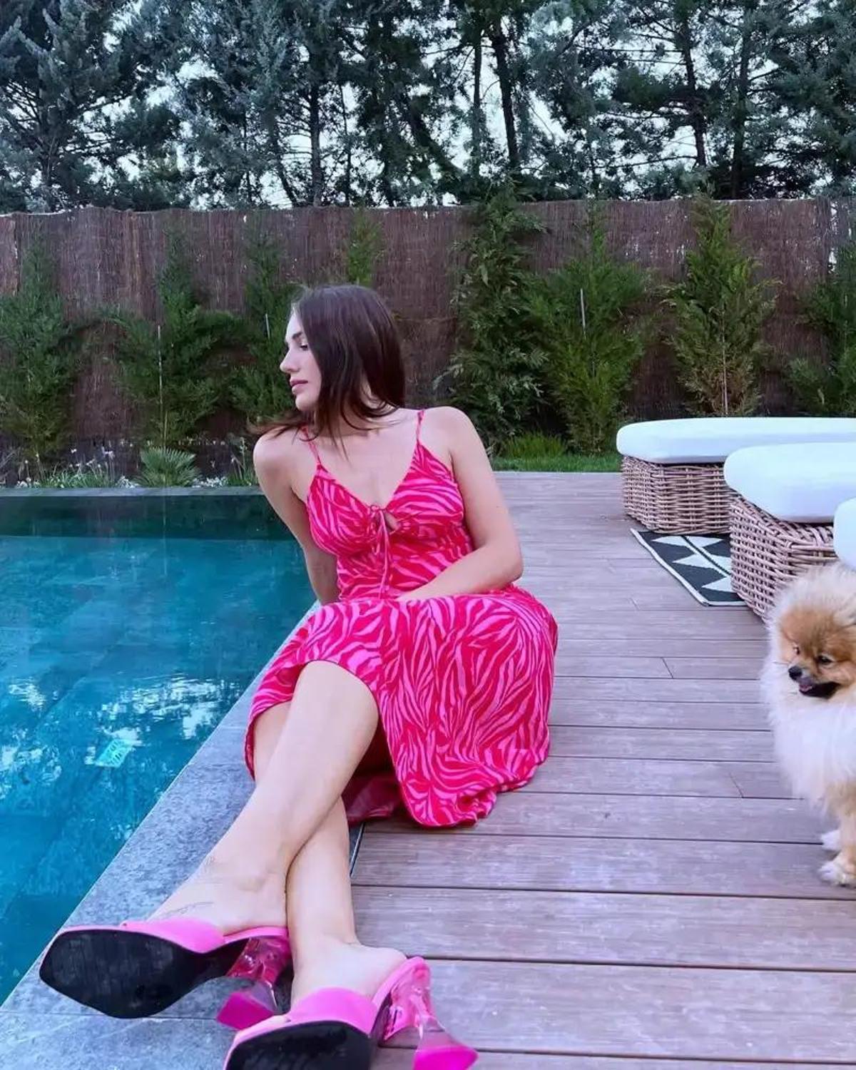 El jardín de la pareja cuenta con una piscina privada y zona de porche perfecta para reuniones con amigos