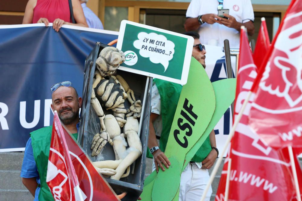 Bajo el lema '¡¡Hartos de mentiras e incumplimientos!!' cientos de personas han recorrido la ciudad desde el Hospital Civil hasta el Hospital Noble