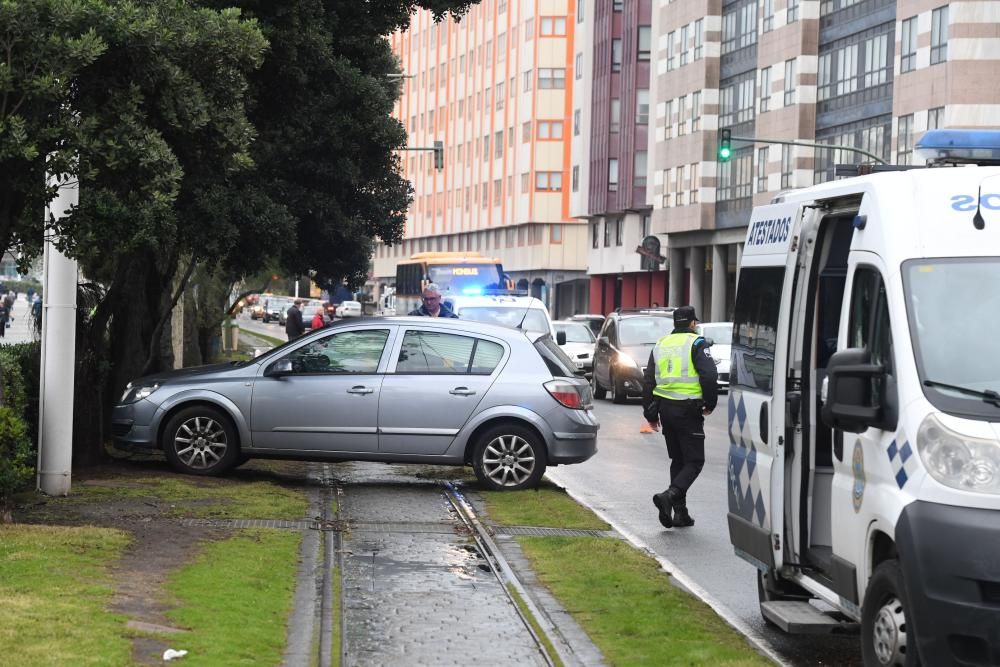 El vehículo se salió de la vía y chocó contra una columna.