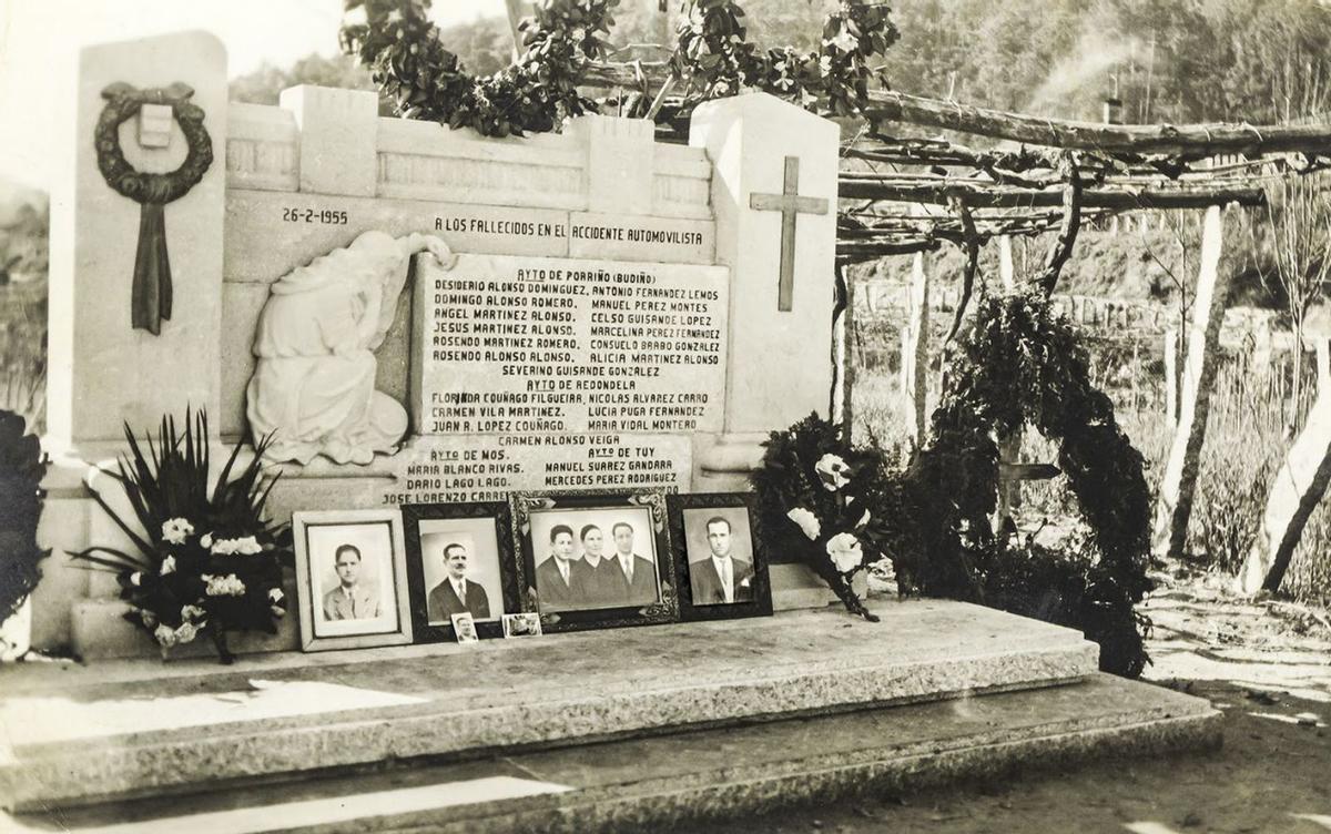 Monumento levantado en homenaje a las víctimas del accidente a finales de los años 50.